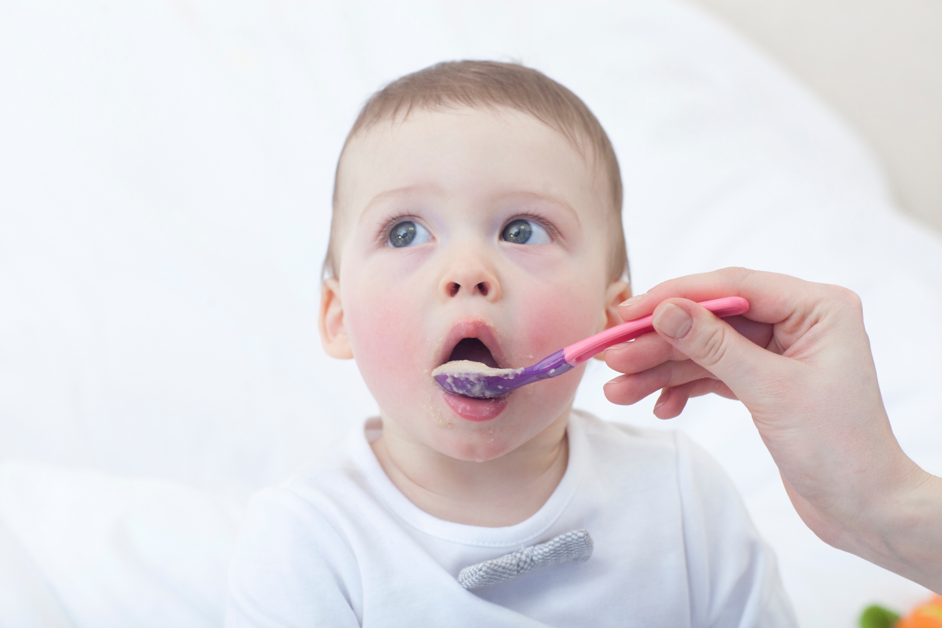 こどもにご飯をフーフーしてあげるのはだめ？虫歯や歯周病菌をうつしてしまう可能性があります。